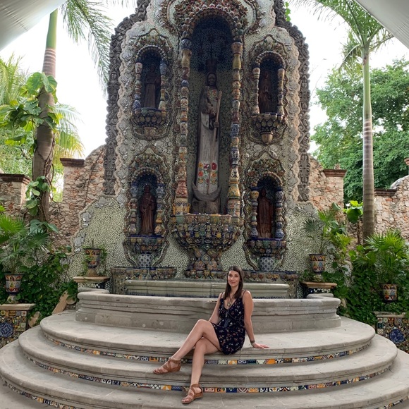 Meet your Posher, Daniella - Picture 3 of 3